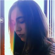 Je suis Ilenia, une fille italienne de 20 ans, et je suis ici pour vous aider!